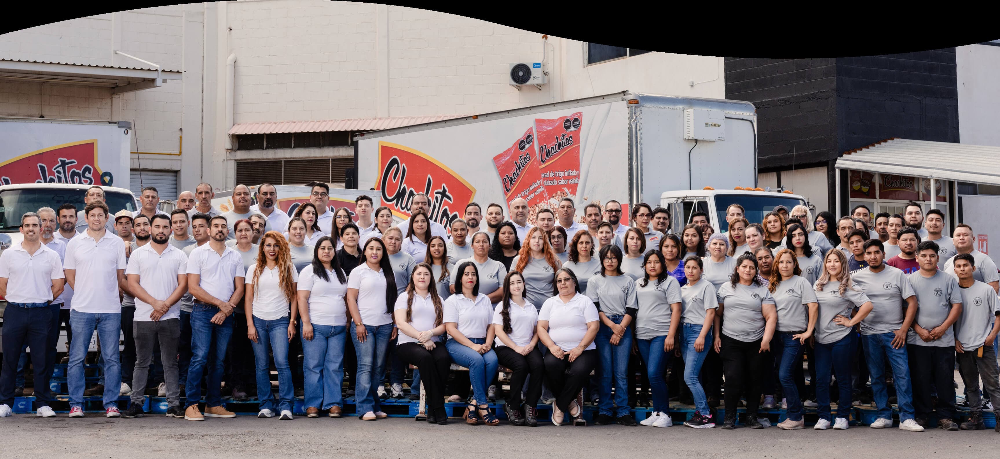Mujer feliz comiendo cereal Chachitos